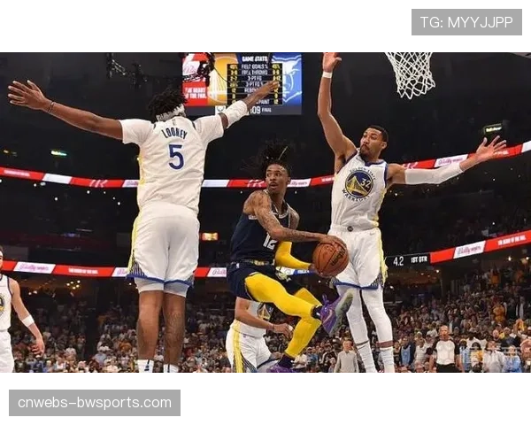 致敬传奇，米兰南看台在比赛第3分钟集体亮起纪念灯海